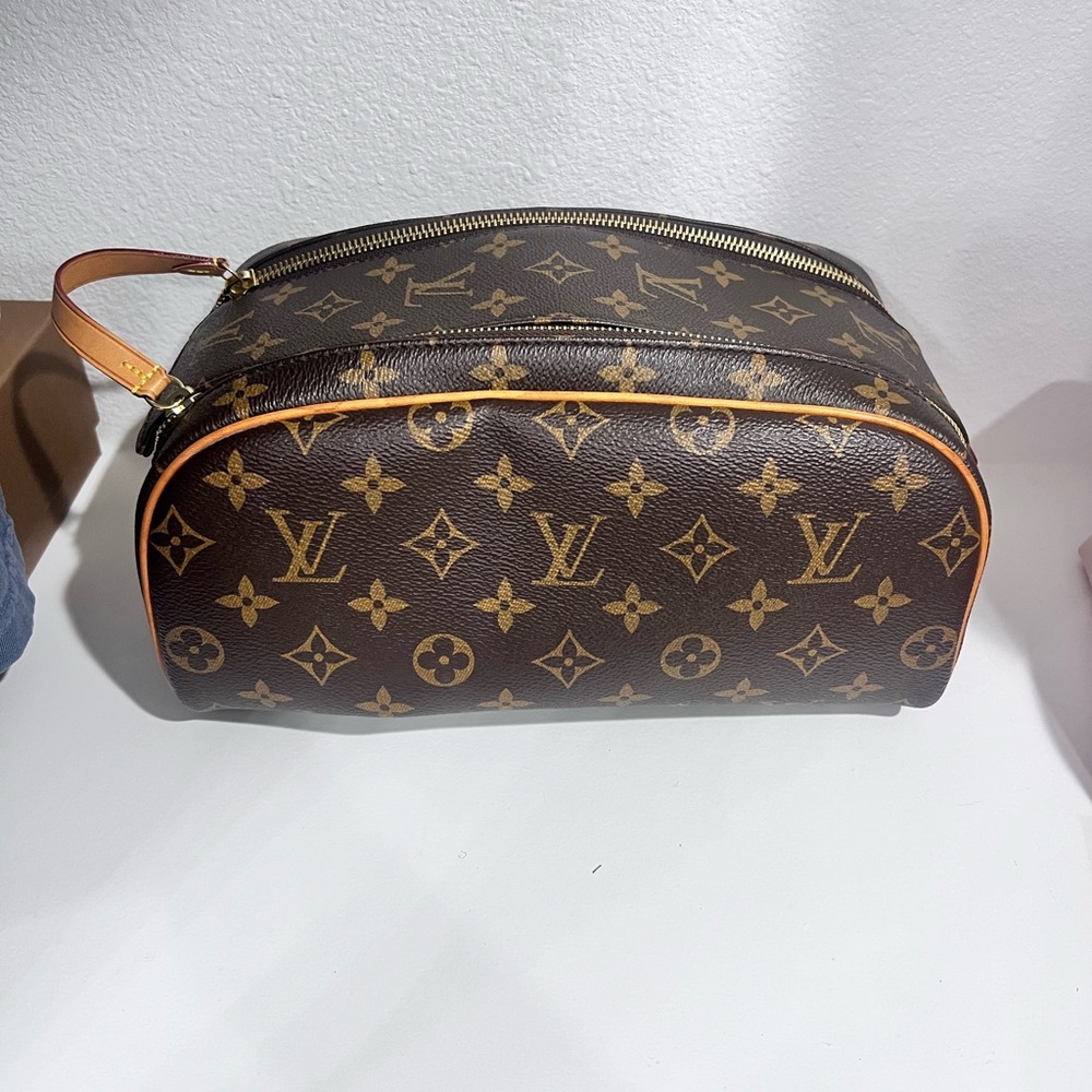 Louis Vuitton Monogram King Size Toiletry Pouch. Unisex.